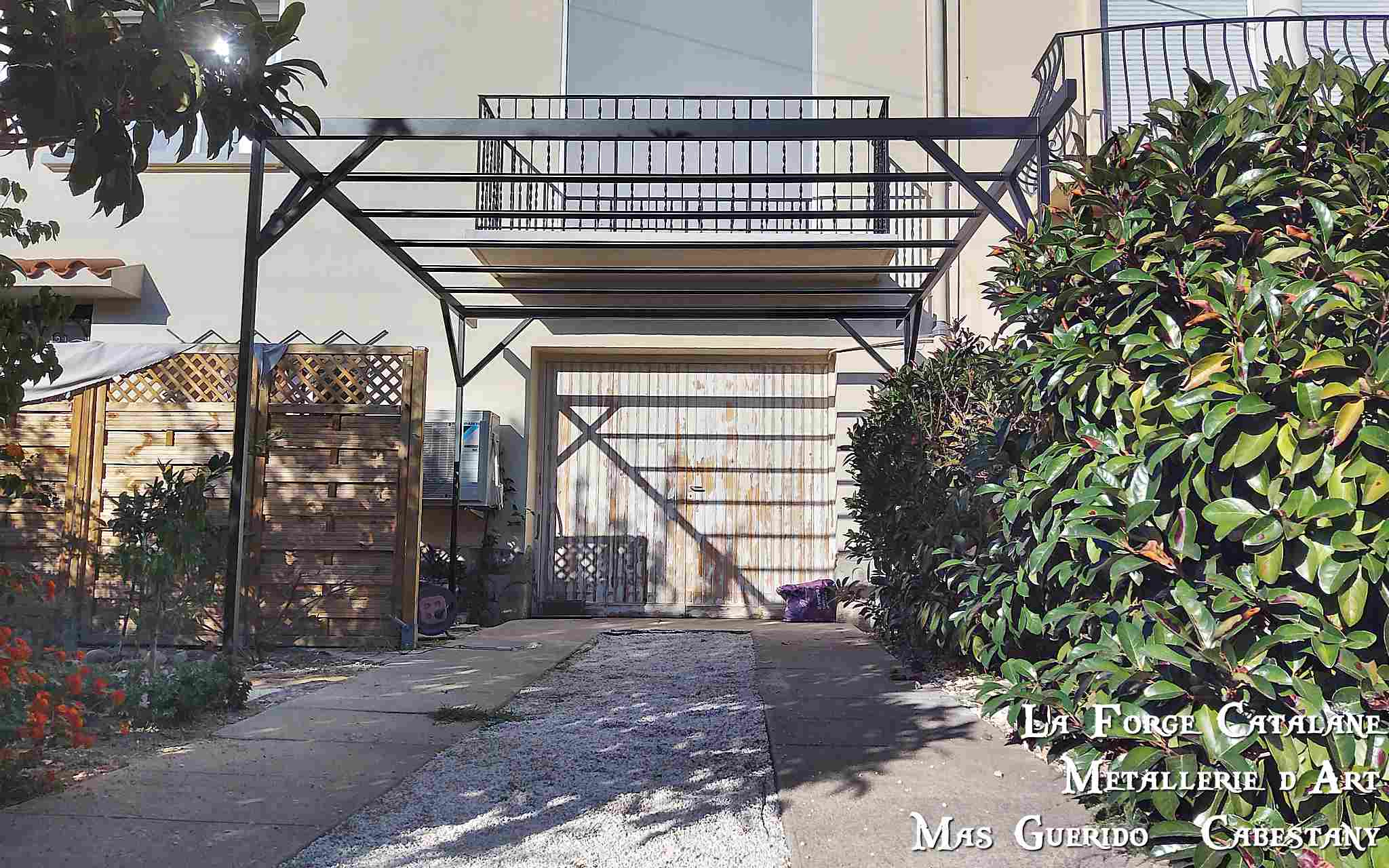 carport en fer avec ossature en fer tube rectangulaire  forge catalane.jpg